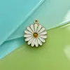 Llavero popular de aleación DIY con colgante de perla redonda y trébol de cuatro hojas con accesorios de corazón con goteo de aceite