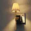 Luz nocturna enchufable estilo retro GY253, con diseño de lámpara de pared con pantalla de tela plisada dorada, adecuada para uso junto a la cama en el dormitorio, con funciones de control de luz y detección de movimiento