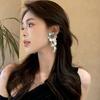 Aretes Elegantes y Lujosos Calados con un Diseño Único, Llenos de Diamantes, Perfectos para un Banquete