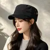 Moda otoño e invierno nuevo sombrero octogonal de pana con hebilla metálica, versátil, de copa plana para hombres y mujeres, simple y favorecedor, estilo coreano