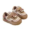 Sapatos femininos 2026 primavera e outono novos tênis de treino infantis com sola macia, sapatos esportivos para meninas pequenas, sapatos de malha para meninos