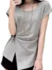Camiseta Cinza de Manga Curta com Cintura Ajustada, Fenda Irregular e Design Plissado para o Início do Verão, Caimento Moderno e Casual