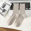 Nuevos Calcetines de Lana de Negocios para Hombre Otoño e Invierno 2025 Versátiles de Color Puro Calcetines de Canalé Doble de Media Pantorrilla Calcetines para Hombre con Rayas Verticales