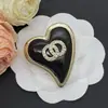 Nuevo Broche de Resina Negro con Forma de Corazón Estilo Chanel, Sin Decoloración, con Pedrería Doble C, Ornamento de Pecho en Forma de Corazón de Lujo Ligero de Alta Calidad, Réplica