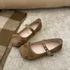 Versão em couro macio~Sapatilhas planas com laço, mesmo modelo de Peng Jie para mulheres, sapatos Mary Jane de tira única, estilo francês, de bico fino