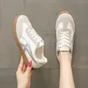Zapatillas de entrenamiento alemanas versátiles de suela plana para estudiantes para mujer, nuevas de primavera-verano 2026 súper populares zapatillas casuales para mujer