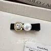 Presilha de Cabelo Coreana com Letra, Pérola e Strass, Presilha Bico de Pato, Presilha Lateral, Grampo de Cabelo, Presilha para Franja, Acessório de Cabelo, Atacado