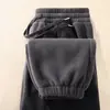 Calça de fleece masculina dupla face, projetada para uso ao ar livre, com punhos elásticos, forro de fleece e espessura adicional para aquecimento, um novo estilo de calça de inverno forrada com fleece para esportes