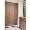 Guangzhou Foshan puerta de armario de piel de nogal negro para toda la casa a medida pared de fondo de sala de estar chapa de piel de madera maciza pared de antepecho en arco