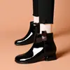Botas curtas de bico redondo para mulheres 2026 Outono/Inverno Britânicas de temperamento simples com fivela quadrada de couro de patente de vaca botas planas com forro de pelúcia para aquecimento botas de algodão femininas