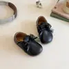 Sapatos de Couro para Meninas 2026 Primavera/Outono Novos Sapatos de Princesa Infantis Sola Macia Sapatos Individuais Sapatos de Performance para Meninas Mocassins Estilo Pequeno Chanel