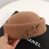 Boina de Lana con Flor de Invierno para Mujer, Nuevo Estilo Retro Cálido, Sombrero de Copa Pequeño, Moda, Temperamento, Gorro de Auxiliar de Vuelo, Gorro de Pintor, Tendencia