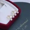 Aretes de Perla Blanca Redonda Perfecta de Agua Dulce de 4-5 mm, Brillo Fuerte, Casi Impecables, Plata S925, Diseño Curvo, Estilo Minimalista