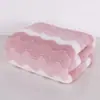 Nuevo Estilo Hogar Secado Rápido Coral Fleece Toalla de Baño Tamaño Grande Engrosada Toalla de Baño Transfronteriza Rayas Anchas Absorbente Patrón de Ola de Agua Toalla de Baño Venta al por Mayor
