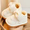 Sapatos para Crianças Pequenas para o Inverno, com Lã Adicionada e Solas Espessas, Sapatos para Bebês Iniciantes de 1-2 Anos, Sapatos Macios, Antiderrapantes e com Barulho