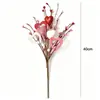 Arranjo de flores em formato de coração para o Dia dos Namorados, com flores artificiais nas cores rosa, vermelho e branco, acompanhado de plaquinhas de madeira em formato de coração e bagas em formato de coração.