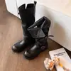 Botas de salto grosso, plissadas e de cintura alta com acabamento tingido, coleção outono/inverno 2026, apresentando fivela de cinto, design estilo cavaleiro, color blocking retrô, bico redondo e visual desgastado