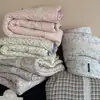 Nuevo modelo 2026 colcha de gasa de doble capa con esquinas cuadradas de cuatro lados y núcleo integrado, lavable a máquina, cálida para otoño e invierno, adecuada para todas las estaciones, primavera y otoño