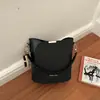 Bolsa de design de nicho altamente estilosa e retrô, novo modelo 2026, bolsa transversal texturizada, bolsa de mão tipo sacola de cor sólida personalizada