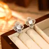 Nuevos Pendientes de Trébol de Cuatro Hojas Estilo Francés con Piedras Incrustadas para Mujer, Lujo Ligero, Sensación de Alta Gama, Elegante Joyería para Orejas Exquisita con Flor de Rosa Corte Princesa