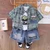 Conjunto de Verano para Niños 2026 Estilo Nuevo Camisa de Cuadros Elegante para Niños de Manga Corta Conjunto de Tres Piezas Ropa de Bebé al por Mayor