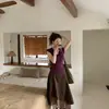 El nuevo top de punto ajustado con cuello en V y manga corta estilo chica picante coreana de este verano es un top corto que adelgaza.