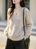 Suéter de tricô V-neck, sem esforço e casual, pré-cortado e pronto para usar, emagrecedor e em camadas, com uma textura relaxada e felpuda em verde claro e aveia.