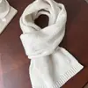 Novo Cachecol Pequeno de Lã para Mulheres, Estilo Coreano Outono/Inverno, Cachecol de Tricô Macio e Fofo de Cor Sólida, Cachecol Quente com Logo Metálico Simples