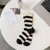 Calcetines deportivos de media caña para mujer, de otoño e invierno, con bordados gruesos en blanco y negro y doble aguja.