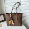 Nova bolsa feminina de outono 2026 transfronteiriça, moderna e versátil, bolsa tote de grande capacidade, padrão trançado retrô, bolsa de ombro para o dia a dia, bolsa de axila