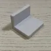 Plástico con pieza de hierro código de ángulo código de colgar grande conector de 90 grados con cubierta de plástico código de ángulo código de ángulo fijo de gabinete