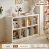 Estante de Armazenamento de Chão com Estrutura de Madeira Maciça Estante de Livros Combinação de Armário de Armazenamento Estilo Natural Madeira Creme para Sala de Estar Armário Baixo para Janela de Canto