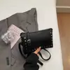 Bolsa com Padrão Lichia para Mulheres, Novo Modelo de Verão 2026, Bolsa de Mão Exclusiva de Alta Qualidade com Tachas, Bolsa de Ombro Transversal para o Dia a Dia