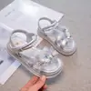 Sandálias da Moda para Meninas 2026 Verão Novo Estilo Sola Macia Sapatos de Princesa com Pérolas para Crianças Maiores Bico Aberto Moda Romana