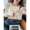Camiseta de punto blanca de cuello redondo para mujer, prenda interior de otoño e invierno, nuevo estilo 2026, suéter suave con volantes, top estilo Chanel