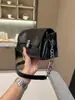 Bolsa quadrada pequena de couro encerado retrô para mulheres, nova bolsa transversal com corrente para ombro 2024, bolsa de mão de nicho de alta qualidade para o dia a dia