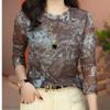 Camiseta base de malla estampada elegante a la moda para mujer, nueva de principios de primavera, adelgazante, manga larga, cuello redondo, top tipo camiseta