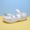 Zapatos Mary Jane perforados 5.0CM de aumento de altura para mujer 2026 verano nuevo estilo para exteriores puntera cerrada suela suave antideslizante yoga ballet