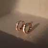 Brincos de Ouro Rosa de Luxo Leve Estilo Francês para Mulheres, Brincos Minimalistas Versáteis de Alta Qualidade, Estilo de Luxo Leve, Moda do Dia a Dia, Acessórios de Orelha Exquisitos