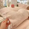 Juego de cuatro piezas de terciopelo de leche A, totalmente mate, con relieve tridimensional y pompones, en estilo princesa coreana, y una funda de edredón de invierno engrosada para bebé
