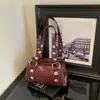Bolsa de motocicleta estilo punk nicho com rebites para mulheres, nova tendência 2026 outono vintage de alta qualidade para ombro ou axila