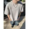 Camiseta Masculina Manga Curta Carimbo de Aço Letra Americana Primavera Peso Pesado Rígida Solta Design com Zíper Versátil Manga de Cinco Pontos