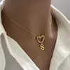 Collar de Acero de Titanio con Colgante de Corazón de Gama Alta y 26 Letras Inglesas para Mujer, Cadena para Clavícula con Apellido, Nicho de Lujo Ligero, Celebridad de Internet para Mejor Amiga