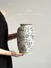 Vaso de Cerâmica Retro Porcelana Azul e Branca Ornamento para Sala de Estar, Jarra de Cerâmica para Arranjo de Flores, Decoração de Luxo Leve, Recipiente para Flores Estilo Chinês Novo, Pequeno