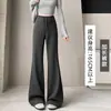 Calça atlética feminina estilo americano, fluida, elástica, de cintura alta, levemente flare, coleção outono 2026, casual, slim-fit e que valoriza a silhueta.