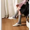 Estilo minimalista cómodas versátiles mules de piel 2026 primavera-verano tacón bajo punta cuadrada zapatillas sin cordones de piel genuina para mujer