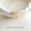 Brincos Pendentes de Ouro com Zircônia Inlaid de Luxo Leve para Mulheres, Argolas Simples, Design Exclusivo de Nicho, Acessórios Versáteis para o Dia a Dia