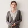 Cardigan macio de malha estilo francês Bai Cai Rong Outono/Inverno 2026 com design falso de duas peças em V, casaco suéter solto