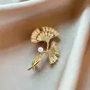 Broche Folha de Ginkgo Dourada para Mulheres, Luxo Leve, Alto Padrão, Estilo Simples, Novo Pin de Moda Exquisito Anti-Exposição
