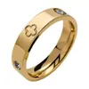 2026 Transfronterizo Nuevo Más Vendido Anillo de Acero de Titanio de Trébol de Cuatro Hojas para Mujer Anillo de Pareja Antidescoloración Fabricante de la Fuente